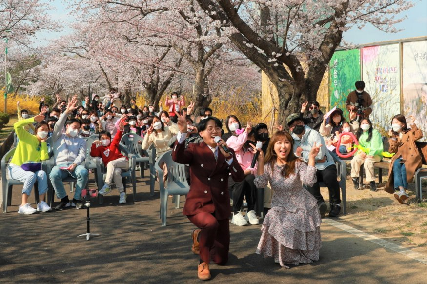 지난 주말 열린 벚꽃콘서트에서 공연자 뮤럽과 관람객들이 즐거운 시간을 보내고 있다.jpg
