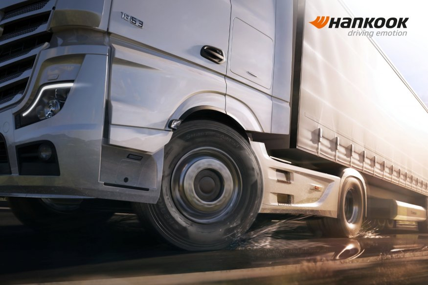 [사진자료1] 한국타이어 중대형 카고 트럭용 타이어 '스마트플렉스 AH51 ' 장착한 차량.jpg