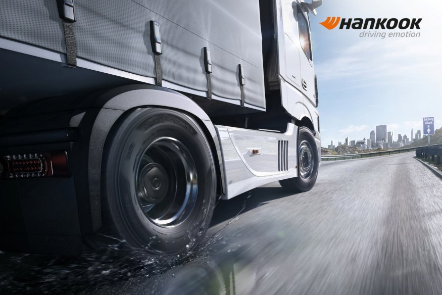 [사진자료2] 한국타이어 중대형 카고 트럭용 타이어 '스마트플렉스 DH51 ' 장착한 차량.jpg