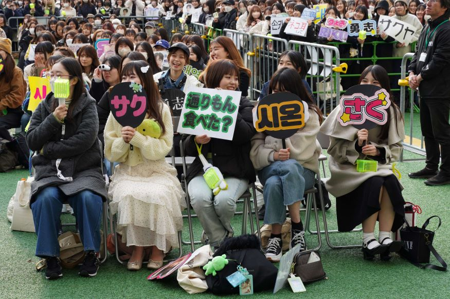 [한국관광공사] NCT WISH의 한국관광 홍보토크쇼를 보기 위해 모인 일본인 팬들.jpg