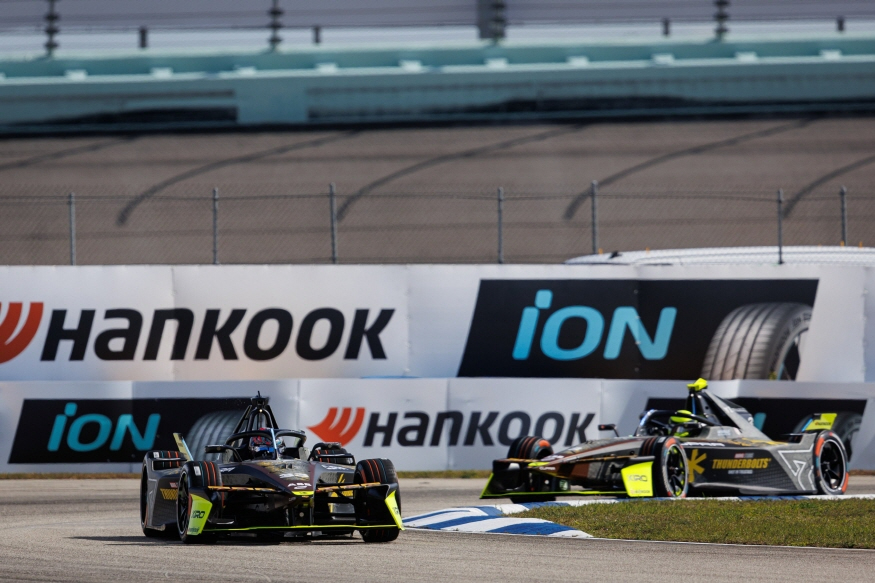 [크기변환][사진자료1] 포뮬러 E 2025 마이애미 E-Prix 경기 장면.jpg