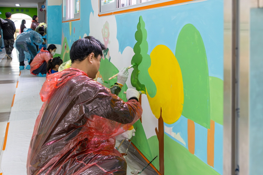 [크기변환][사진자료2] 한국앤컴퍼니그룹 임직원들이 지난 8일 진행한 ‘가족과 함께하는 벽화 그리기’ 봉사활동에 참여하는 모습.jpg