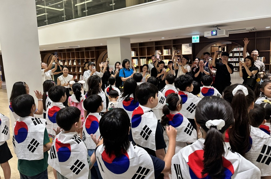 [크기변환](부산관광공사) 11월26일 보도자료_2025 별바다부산 나이트페스타_부산근현대역사관 나이트키즈투어 현장사진.jpg